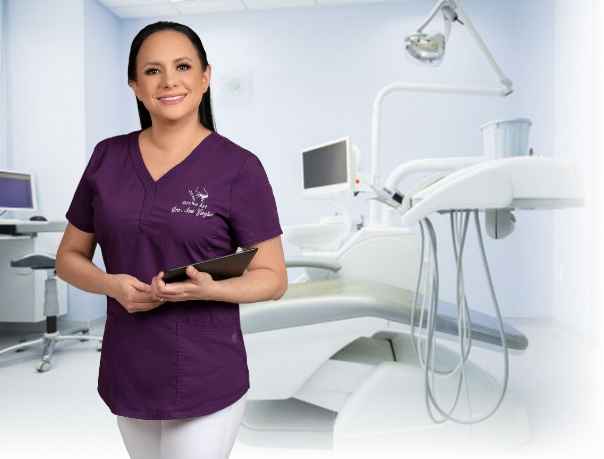 Dra. Ana Yaguez, odontóloga principal de Smile Art Clínica Dental, especialista en cuidado dental y estética.